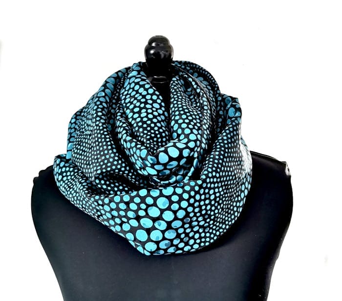 echarpe ronde en soie turquoise à pois