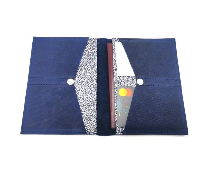 Portefeuille passeport cuir upcyclé bleu