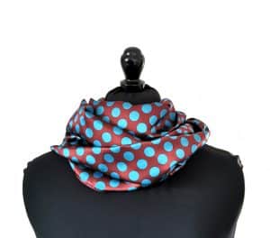 echarpe ronde en soie pois bleus turquoise