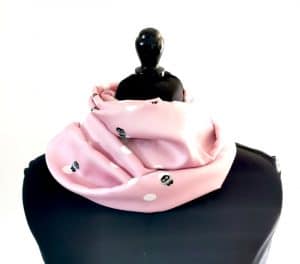 echarpe ronde en soie upcyclée rose avec petits monstres