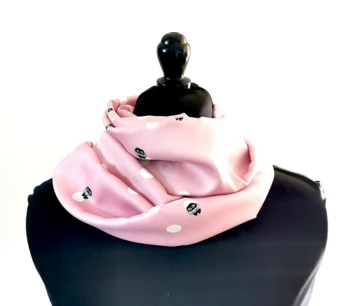 echarpe ronde en soie upcyclée rose avec petits monstres