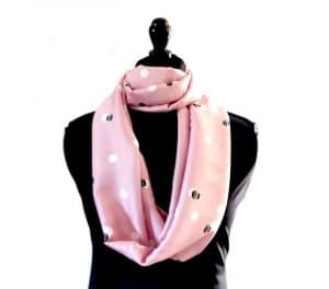 echarpe ronde snood en soie upcyclée rose avec petits monstres
