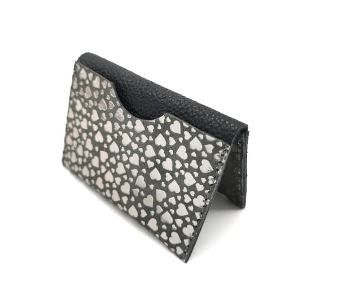 La petite Hannah coeur gris-noir 1 porte cartes cuir upcyclé coeurs