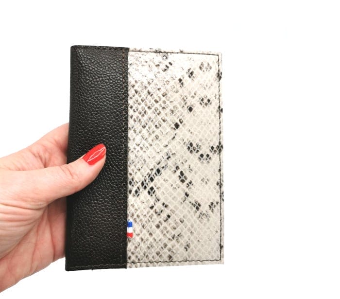 Portefeuille python 4 Portefeuille passeport cuir upcyclé motif python