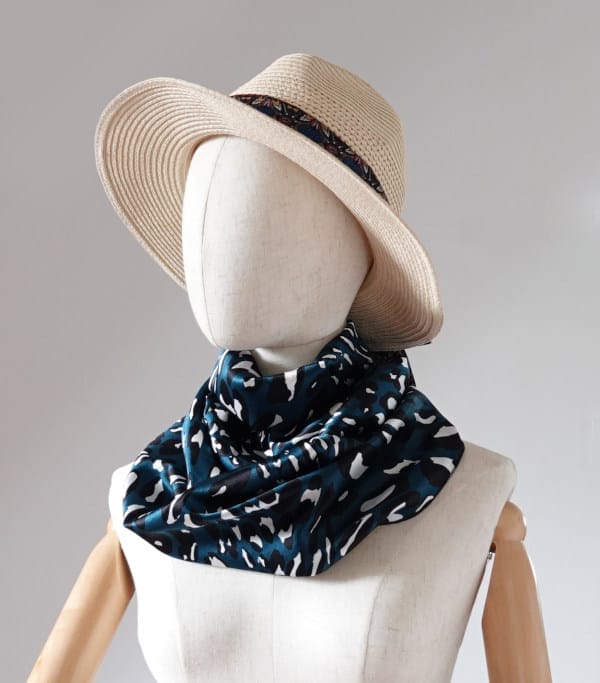 foulard en soie leopard bleu canard