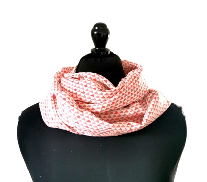 snood en soie upcyclée motif geometriques rose