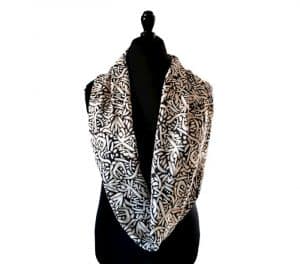 foulard en soie upcyclée motifs abstraits