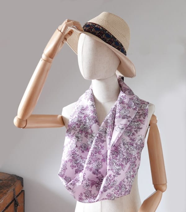 foulard en soie rose motif fleuri