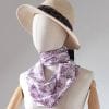 foulard en soie rose motif fleuri