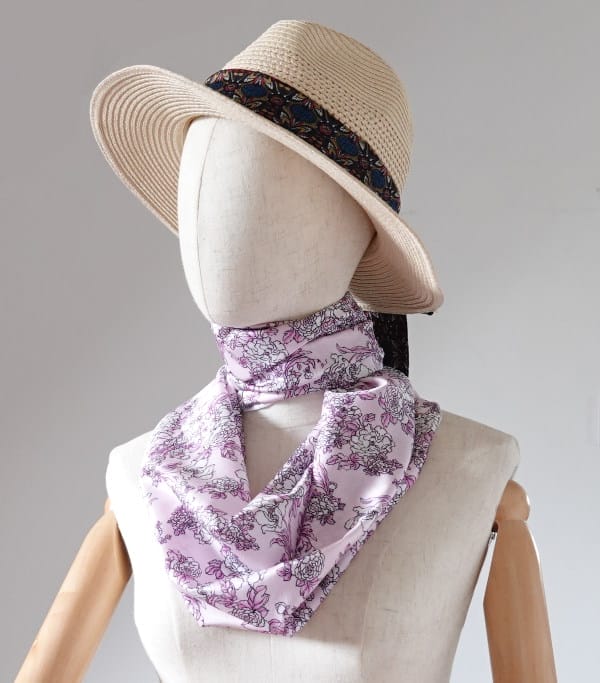 foulard en soie rose motif fleuri