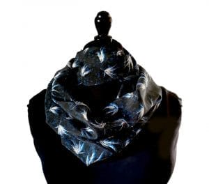 snood en soie bleu motif feuille d'erable