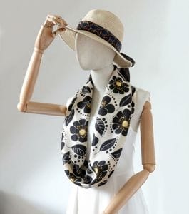 foulard en soie fleurs noire et jaune