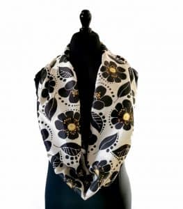 foulard en soie fleurs noire et jaune