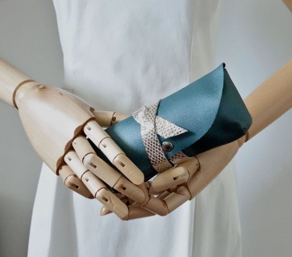 etui a lunettes lucia souple en cuir vert et or