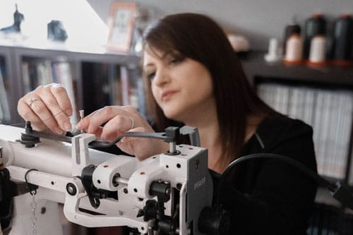 Maroquinerie, foulards en soie et chauffe-épaules de mariage fabriqués en France, en séries très limitées.